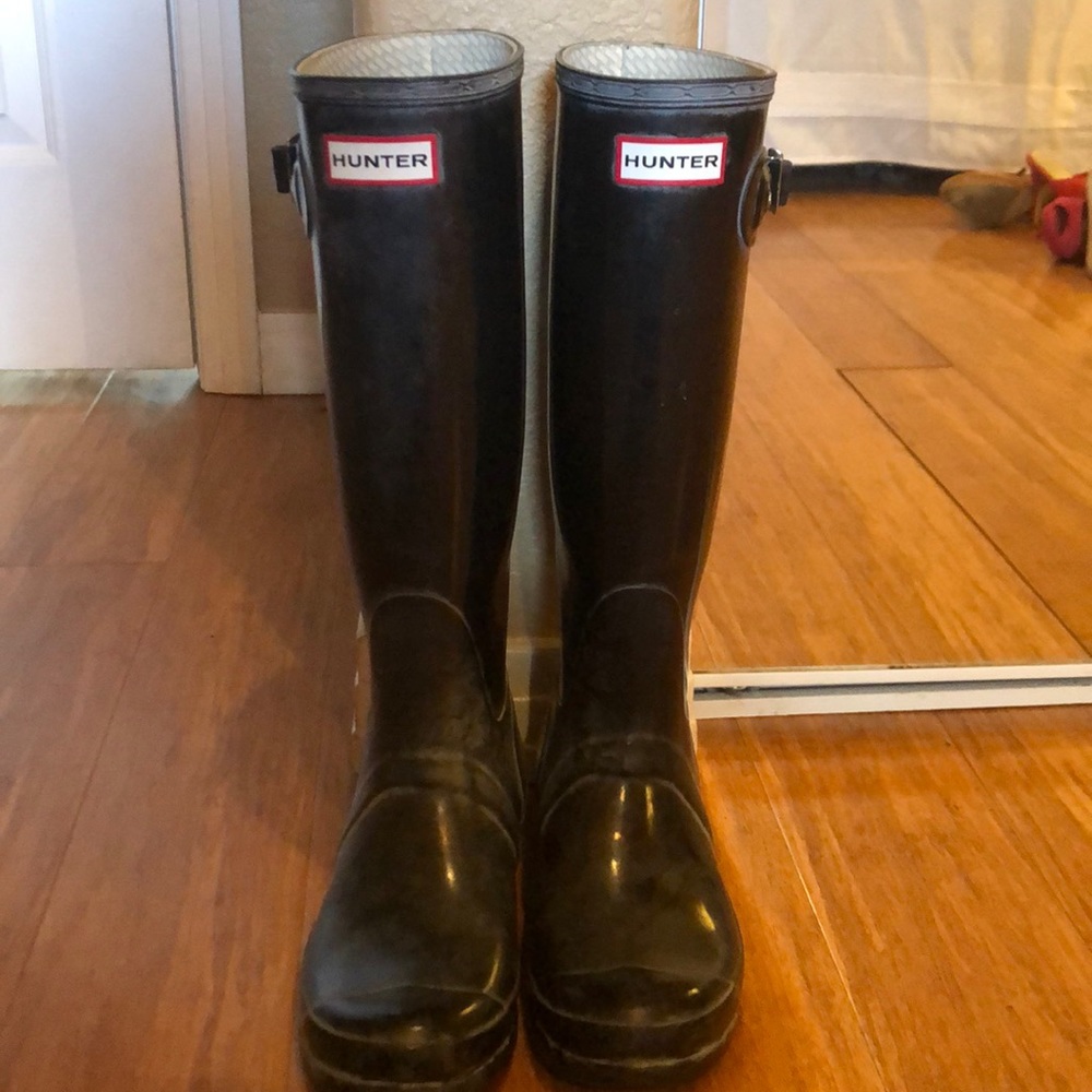 Lightly worn hunter boots! Great shape!!